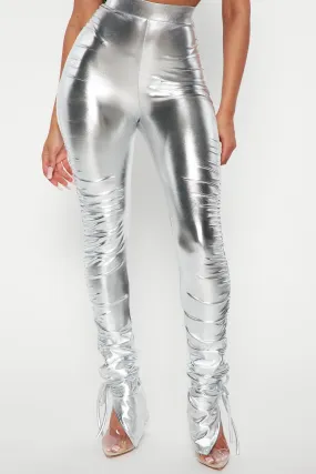 - Ola de calor Legging apilado de cuero sintético- Plata