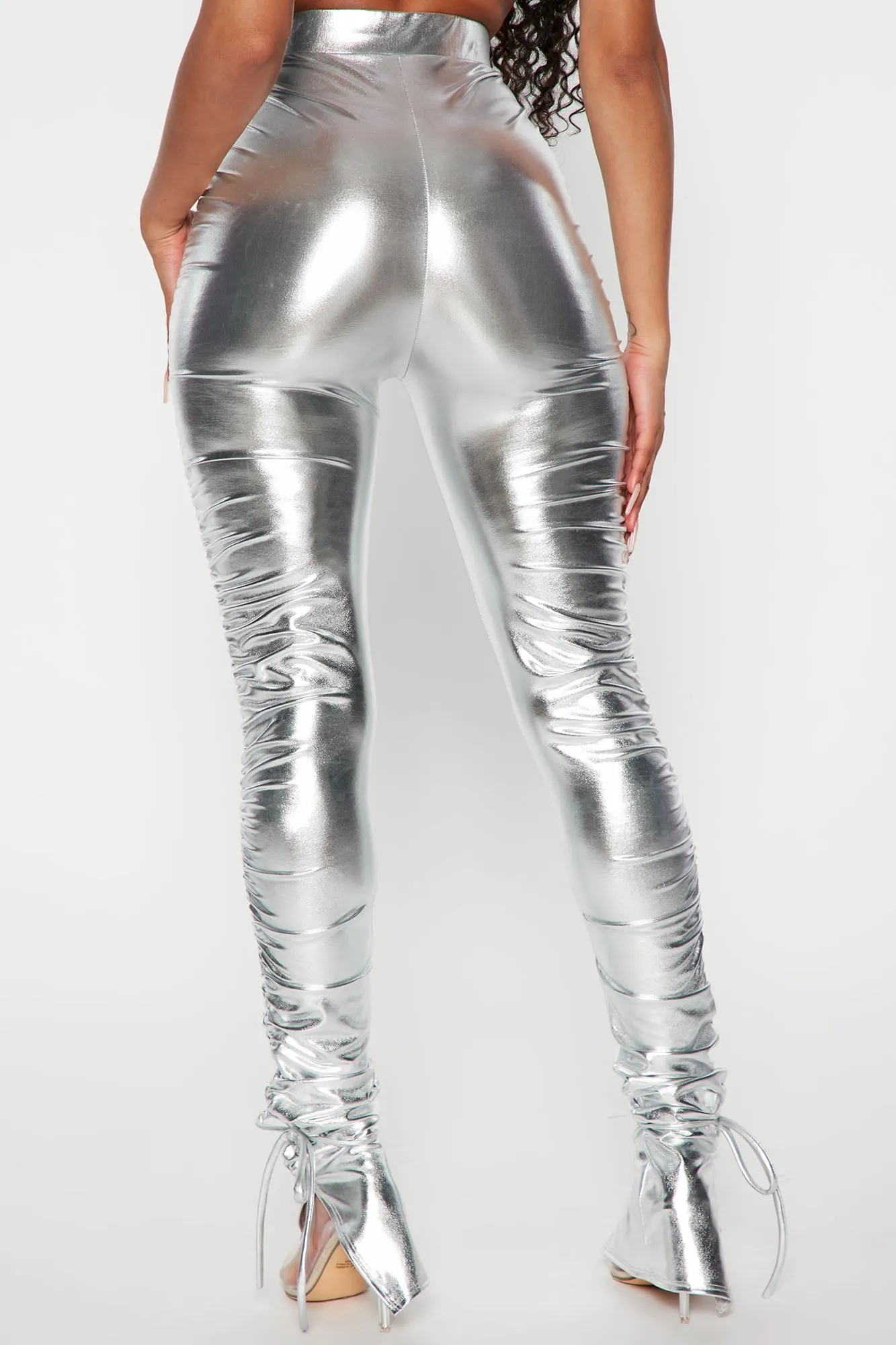 - Ola de calor Legging apilado de cuero sintético- Plata