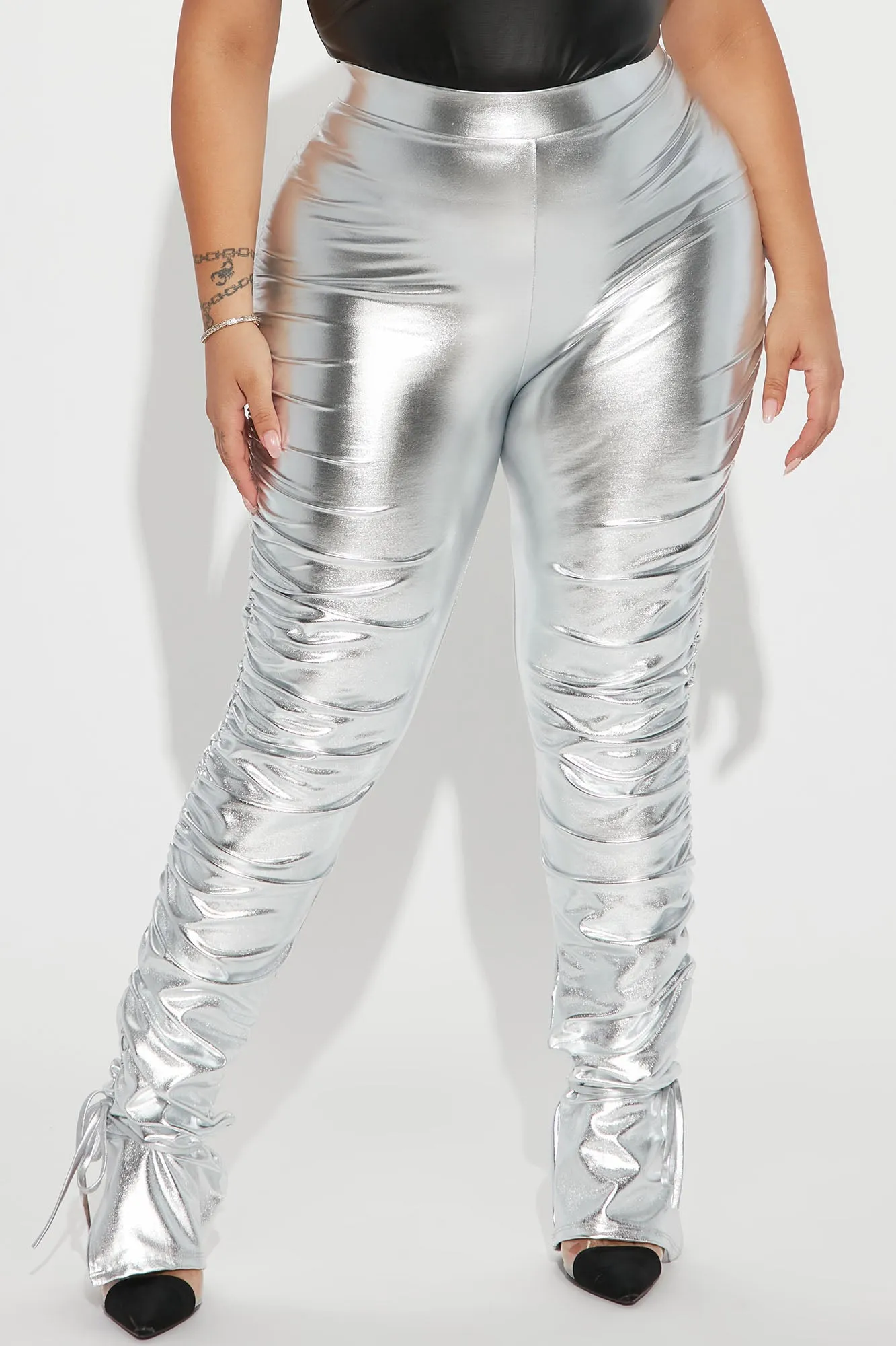 - Ola de calor Legging apilado de cuero sintético- Plata