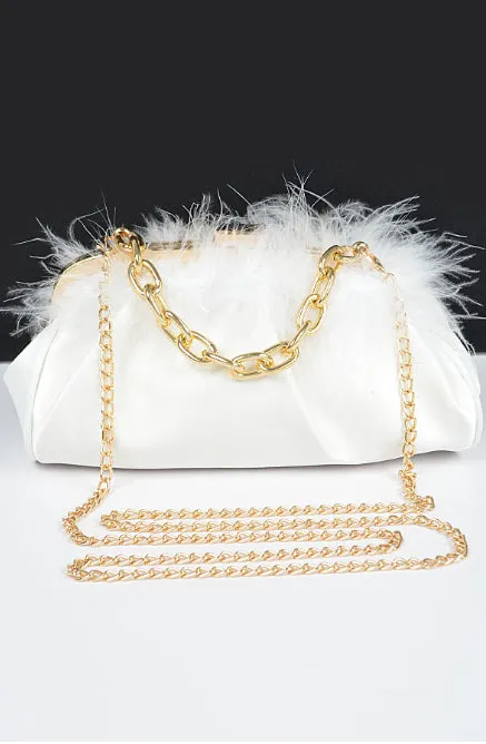 Bolso blanco con plumas