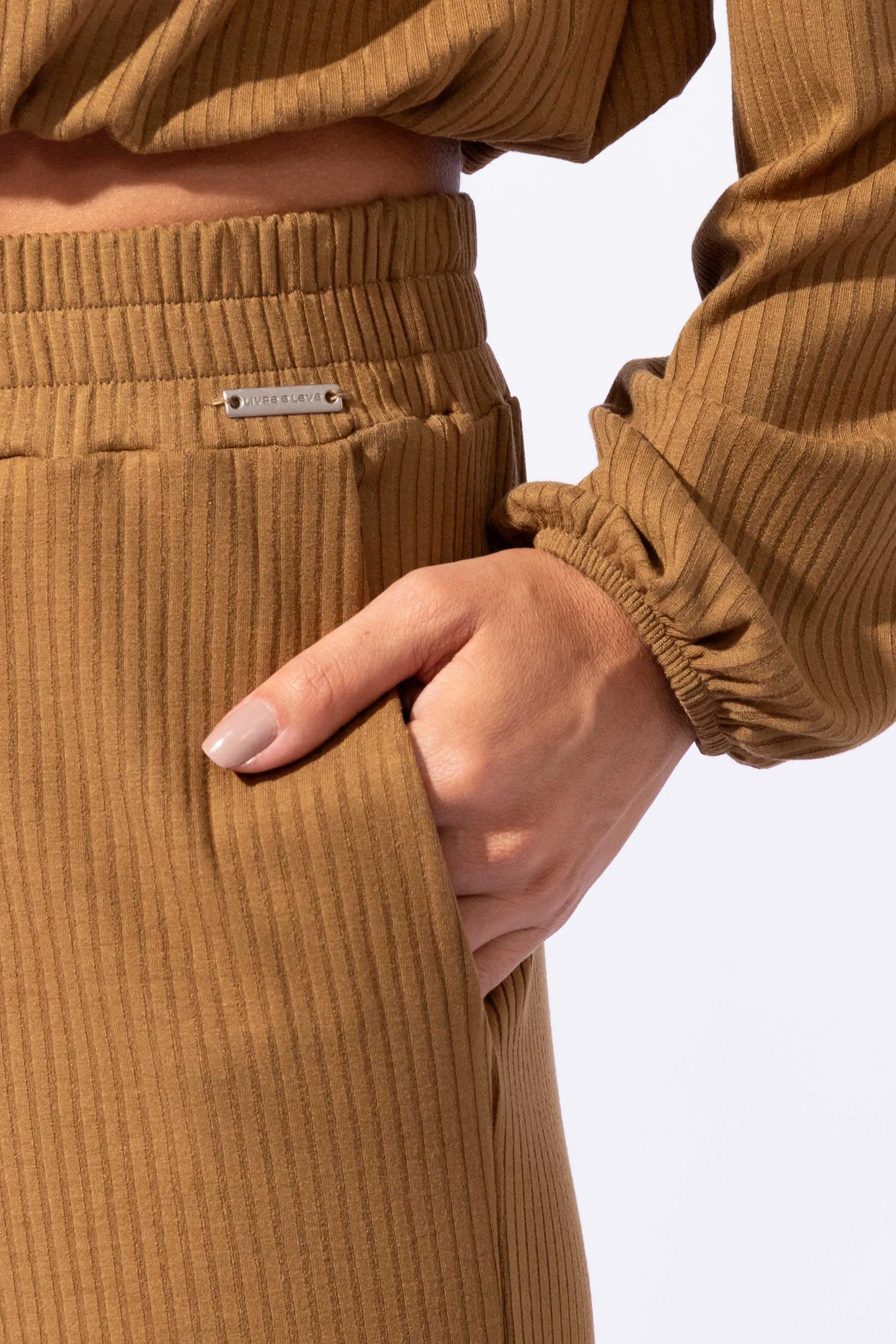 Calça Pantalona Canelada com Bolso Caramelo