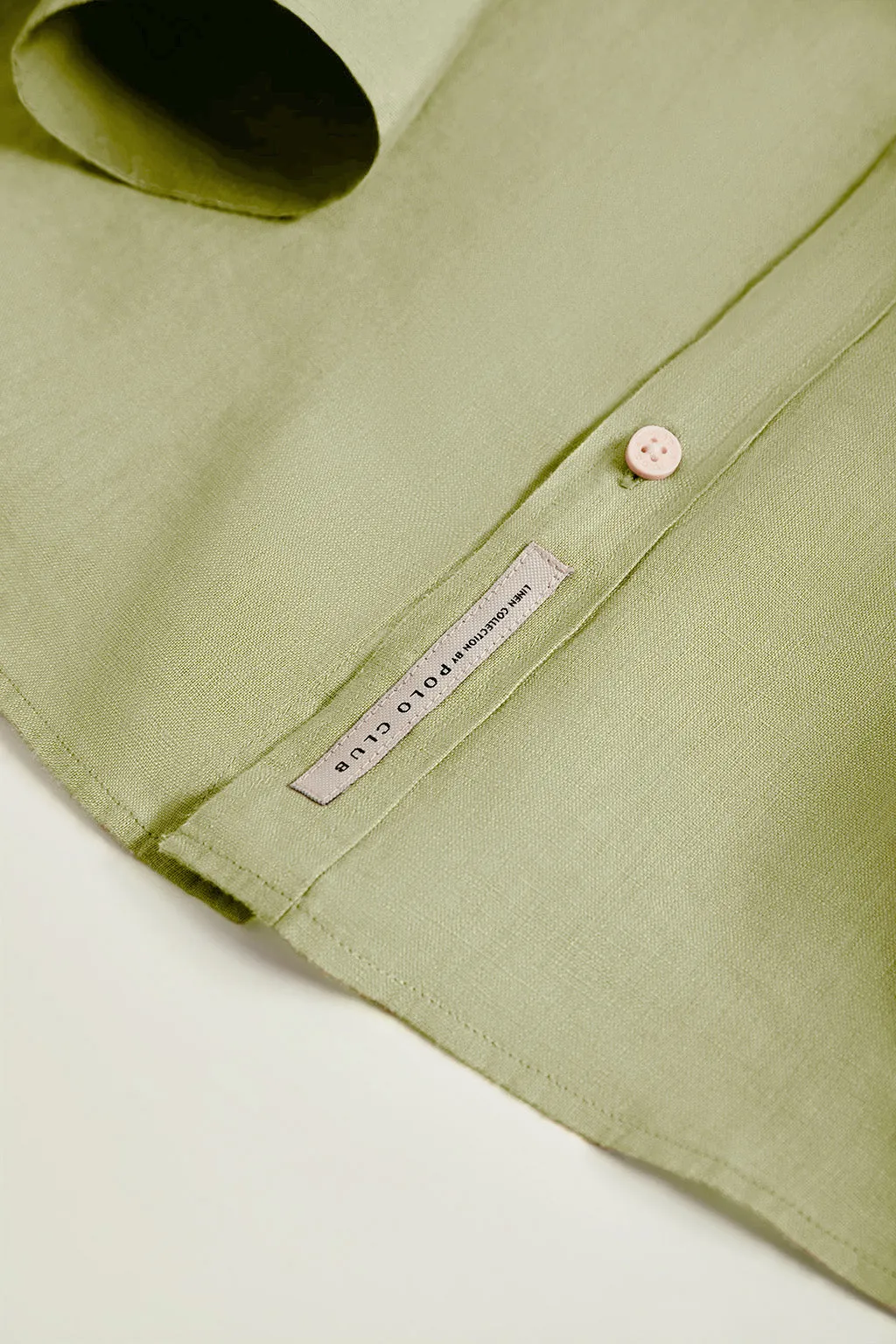 Camisa de lino verde con cuello mao y logo bordado