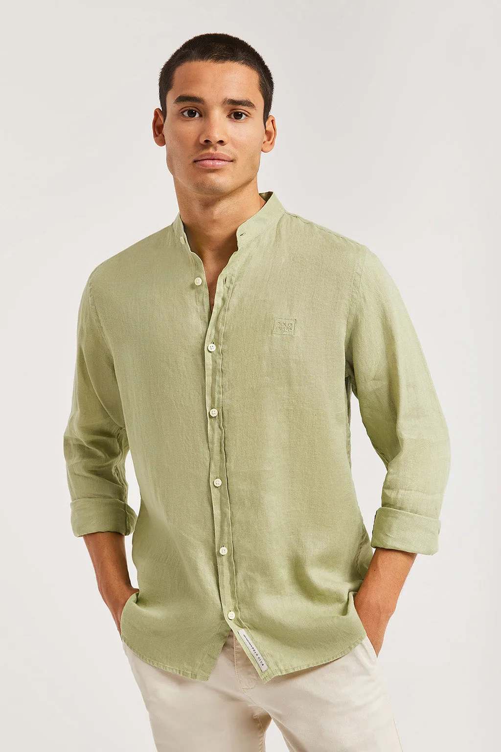 Camisa de lino verde con cuello mao y logo bordado