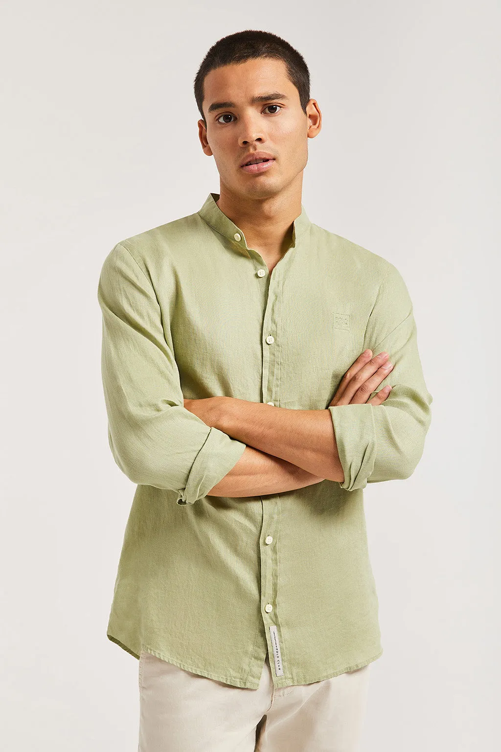 Camisa de lino verde con cuello mao y logo bordado