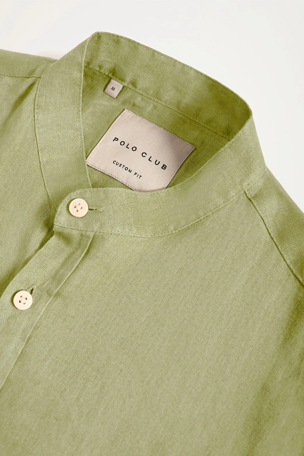 Camisa de lino verde con cuello mao y logo bordado