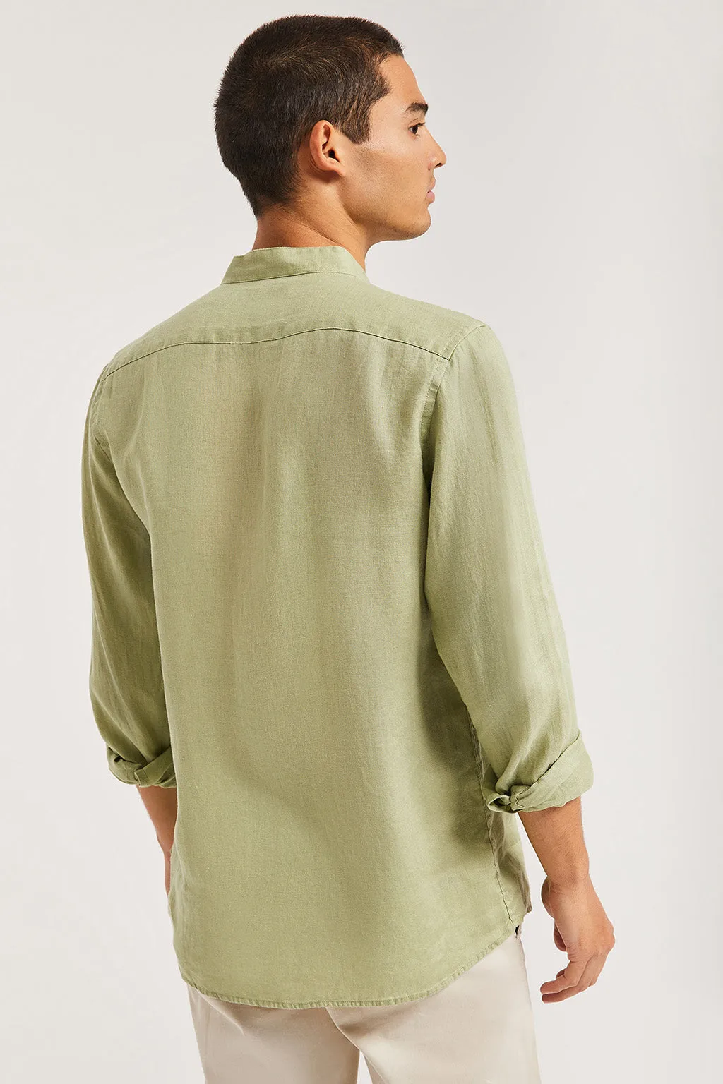 Camisa de lino verde con cuello mao y logo bordado