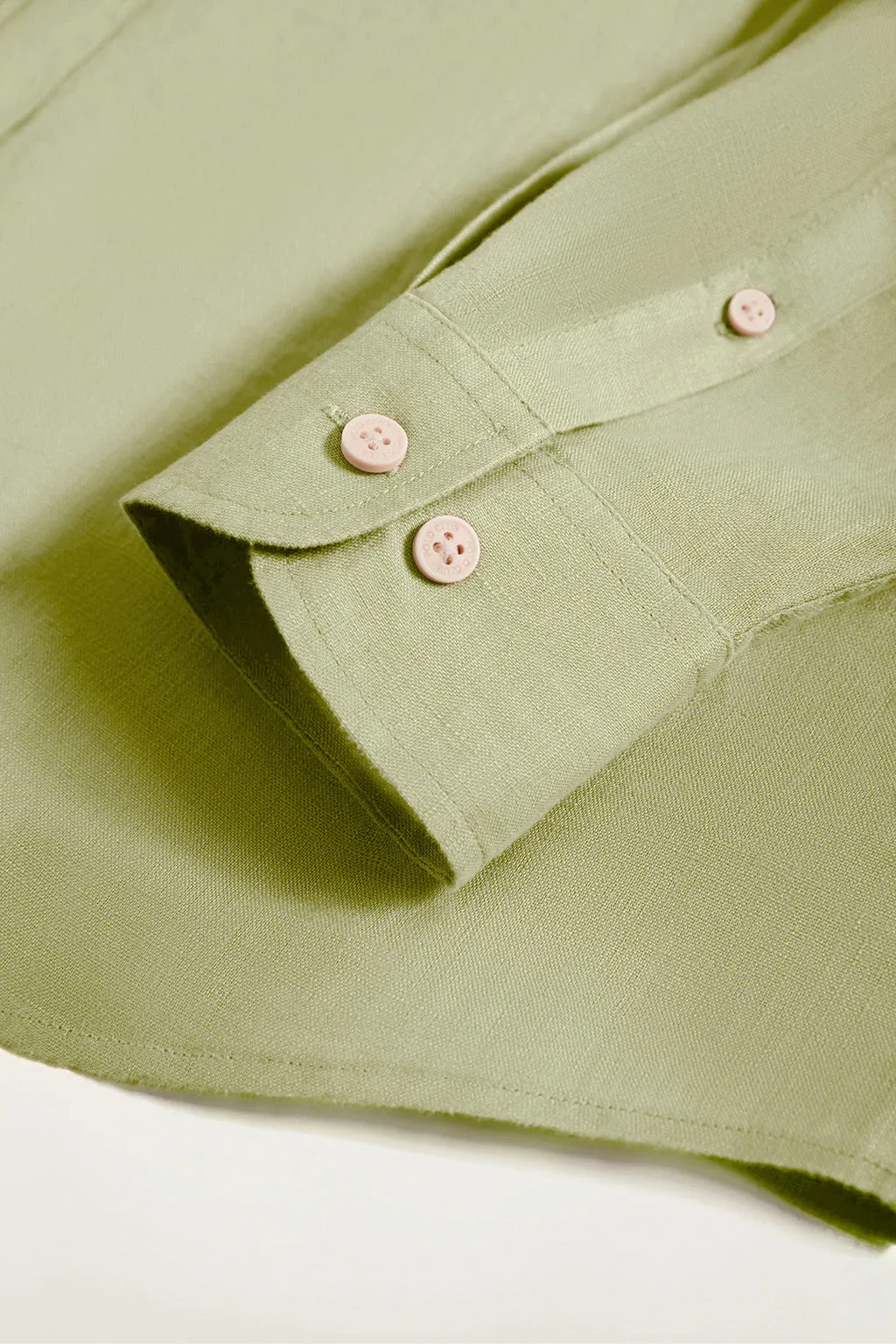 Camisa de lino verde con cuello mao y logo bordado