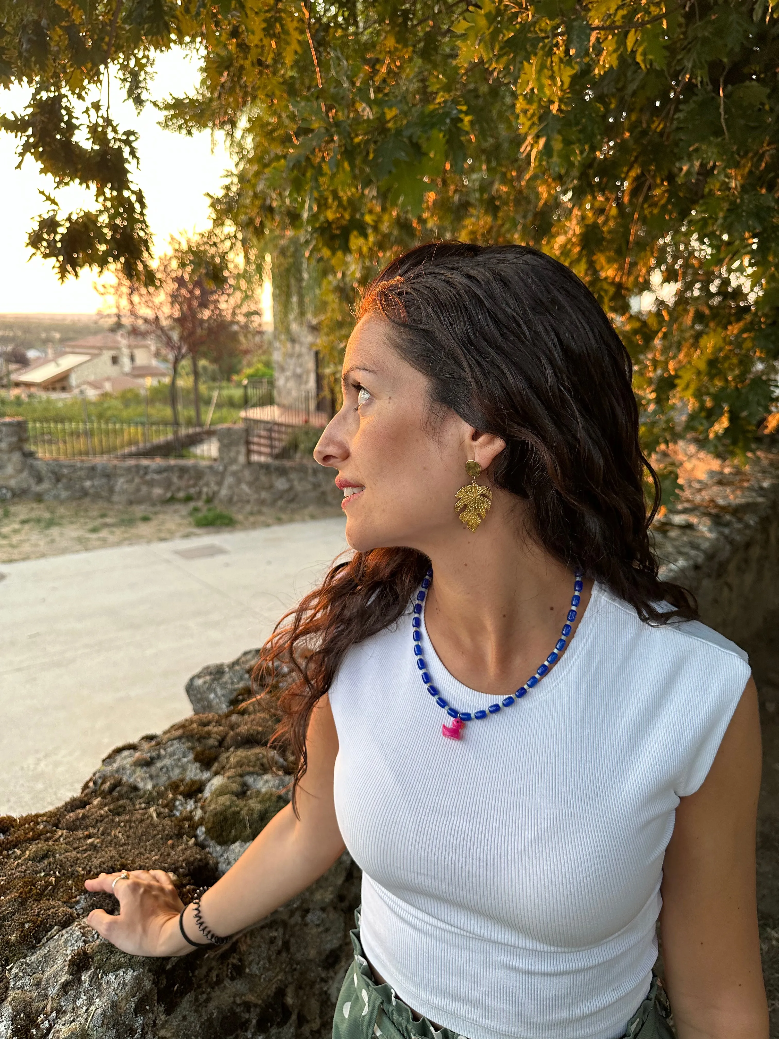 Collar con cerámica azul, piedra agata de árbol y patito rosa