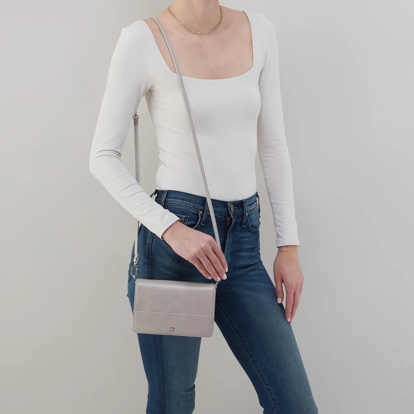 Jill Crossbody In Polished Leather - Light Grey