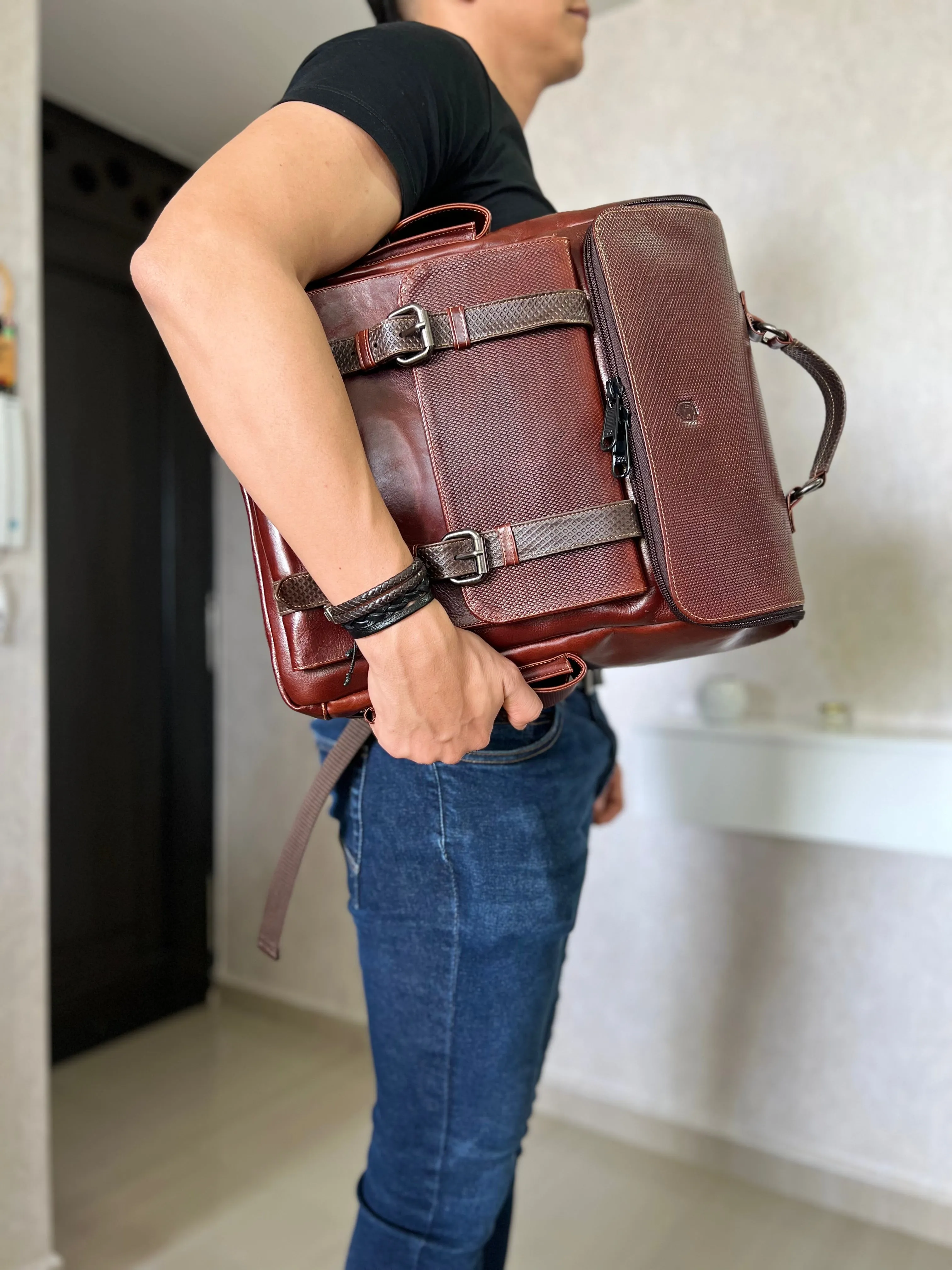 MORRAL ADRIAN MULTIFUNCIONAL EN CUERO COÑAC PARA HOMBRE | FREE ZONE